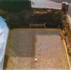 Bei Lehmboden kann komplett senkrecht gegraben werden, bei Schotterboden muss man die Baugrube eher trapezförmig ausführen.