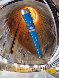 Foto/Photo: CERN Foto/Photo: CERN Links: Ingenieure prüfen die Elektronik eines Dipolmagneten im LHC-Tunnel. Rechts: 26.