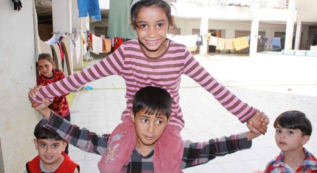 Die Lebens- und Wohnbedingungen der Flüchtlinge sind äußerst prekär. Die Kinder bedanken sich bei den Spendern aus Österreich für die Schuljause.