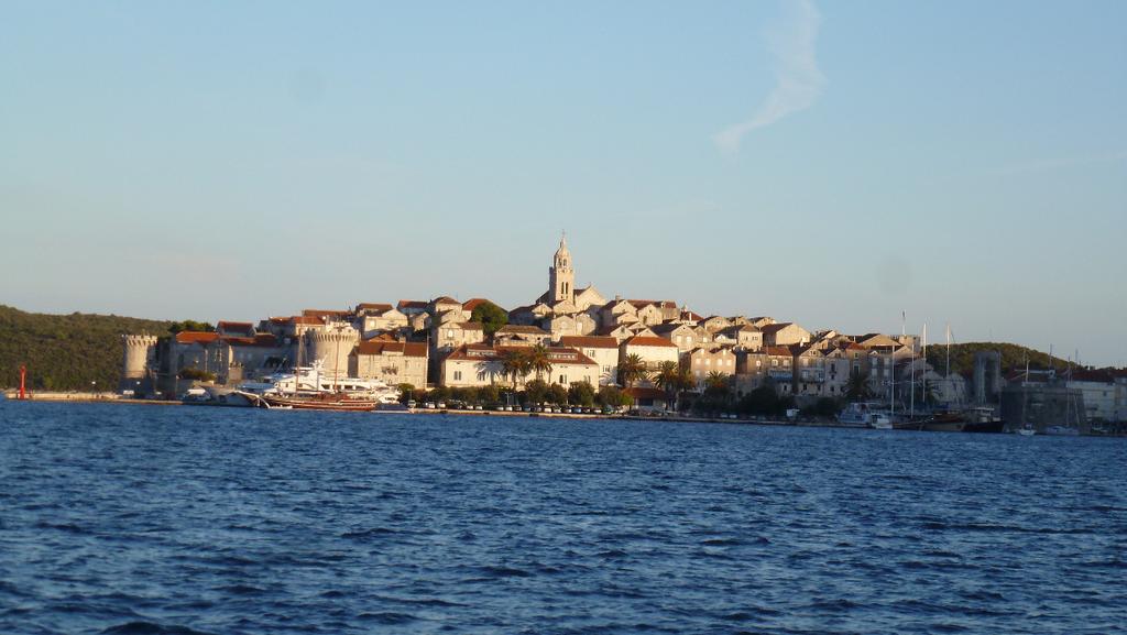 Dienstag Am nächsten Morgen entschieden wir uns, nach der neuesten Wetterprognose, Korcula südlich zu umfahren und dann die Stadt Korcula anzulaufen.