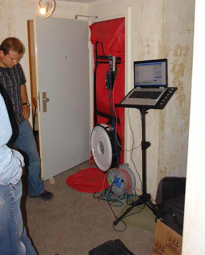 Baubegleitung Praxis Luftdichtheit Blower Door Test: Ab Effizienzhaus 70 und/oder Lüftungsanlage mit WRG ist ein Blower Door Test immer erforderlich Soll in
