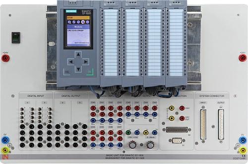 Pos. Bezeichnung Bestell-Nr. Anz. 26 SIMATIC S7-1516-3 PN/DP 32 DE, 32 DA, 8 AE, 4 AA, 24V / 6 A Netzteil CO3713-8R 1 Trainingssystem für SPS Geräte der SIMATIC S7-1500 Serie.