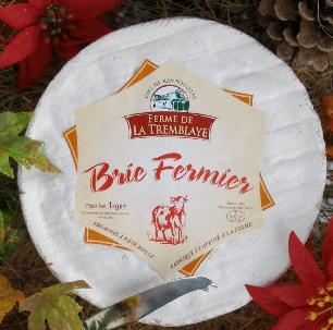 a 150g Camembert Fermier Petit Chèvre Weichkäse mit weiß blühender Rinde, der Teig ist cremefarben, sahnig und schmelzend charaktervoll mit leichter