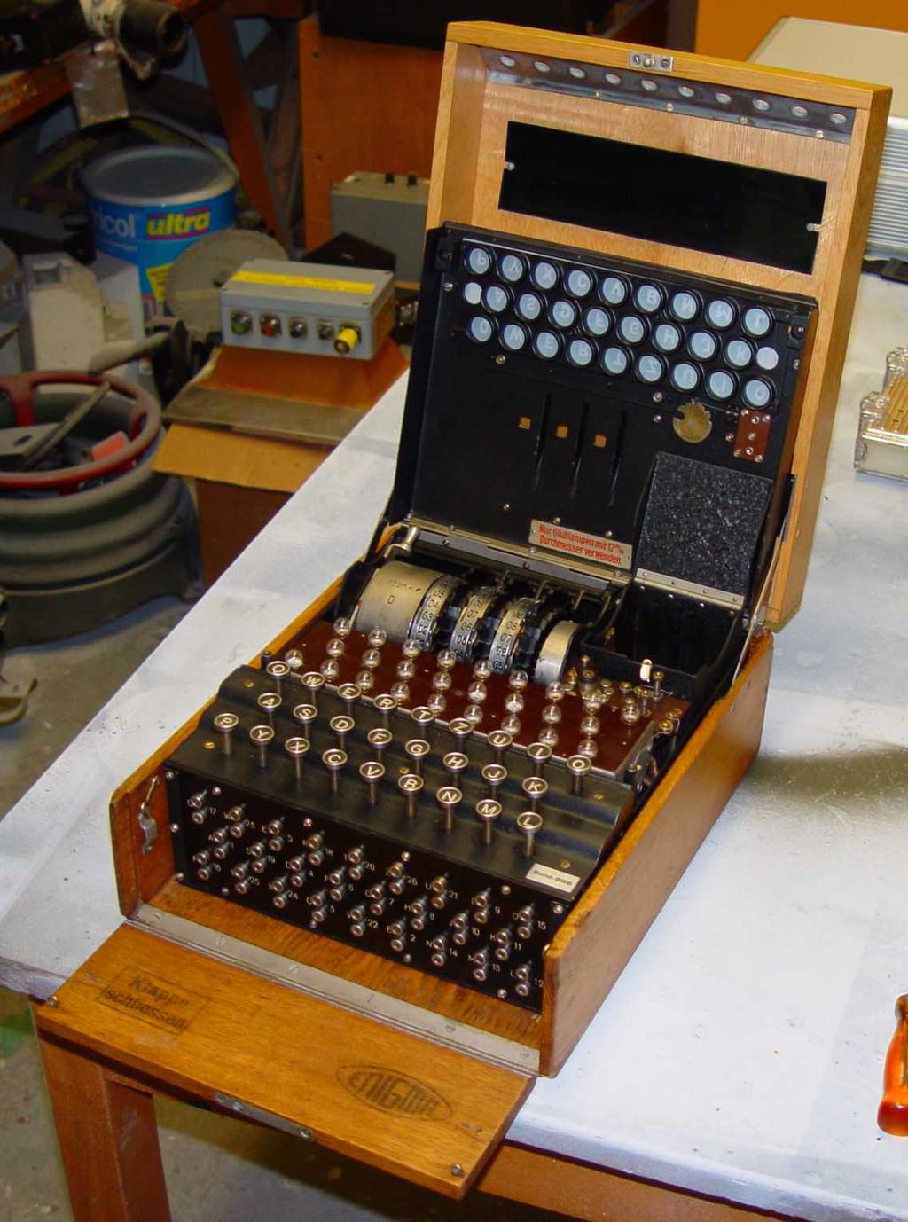 Abbildung 1: Einige Fotos der Enigma aus dem wehrtechnischen Museum, welche als Vorbild für die Pläne diente.