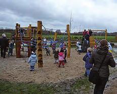 Sechsfachschaukel und Klettergerät»Schiefe Welt«Am Wittkamp (Kleiner gemütlicher Spielplatz mit Sandbaustelle und