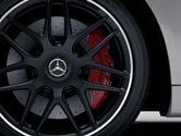 MercedesAMG. AMG Technik/AMG Performance Studio Bremssättel rot lackiert mit AMG Schriftzug. Die Ausführung der Bremssättel in roter Farbe unterstreicht optisch die Leistungsfähigkeit der Bremsanlage.