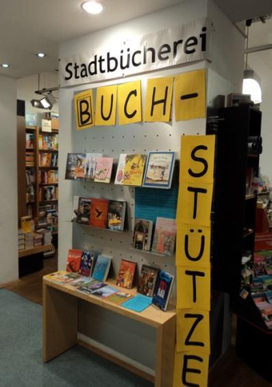 Buchstützenaktion Der Stadtbücherei liegt es am Herzen, ihre Leser mit aktueller Literatur zu versorgen.