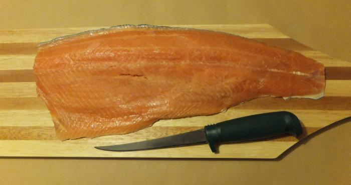 Der Schleim kann mit einem Messer oder mit grobem Salz entfernt werden. Den Fisch nicht schuppen!