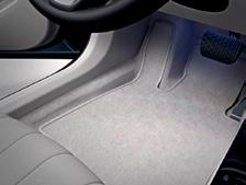 4-Wege-Lordosenstütze am Fahrer- und Beifahrersitz, PRE-SAFE Positionierungsfunktion für den Beifahrersitz.
