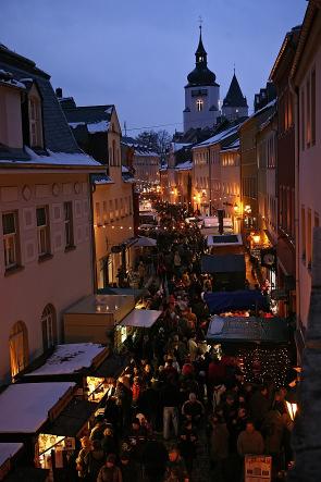 Der Schwarzenberger Weihnachtsmarkt mit 475-jähriger Tradition 04.12.2009 bis 13.12.2009, täglich 12:00 20:00 Uhr Die Bergstadt Schwarzenberg mit ihren weithin sichtbaren Wahrzeichen Schloss und St.