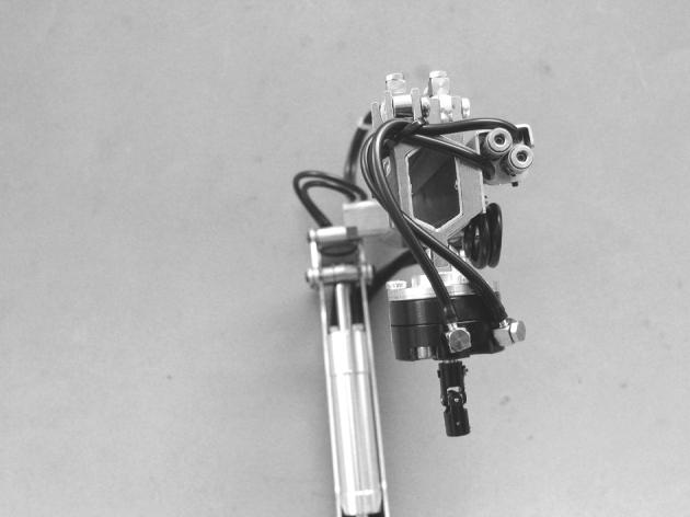 Bild 5 Der hydraulische Schwenkantrieb wird mit einer Schraube am äußersten Zylinderring