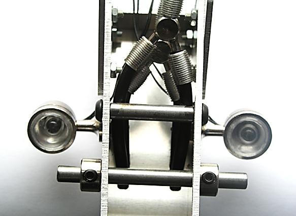 In den Kranarm wird ein Bolzen 4x45 mm eingesetzt und mit Stellringen und Maden- Schrauben Din 913 M3x3 gesichert.