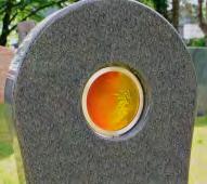 Grabdenkmale mit Glaselement Ein farbiges Glaselement, das in das Grabdenkmal integriert werden kann, ist eine