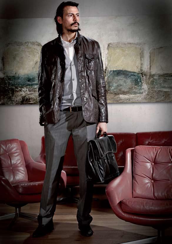 Liard Colour: Dark brown Leather: Lamb Viareggio Sizes: 46 60 Back Length: 74 cm Lässiges Fieldjacket mit sportiver Taschenlösung aus fein strukturiertem Lammnappa, welches nach der Fertigung