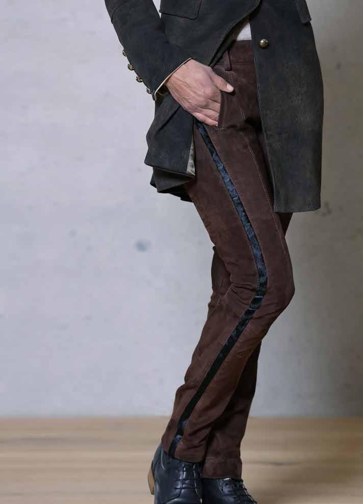 Klassischer Gehrock aus feinstem Rehleder mit zarten hellen Lederkontrasten und perfekter Passform Kaya Hose aus