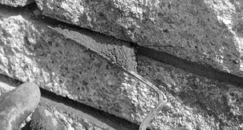 Verklebte Mauerwerke Anstelle von Mörtel können die Mauersteine auch mit einem frostsicheren Flexkleber verklebt werden. Die Höhentoleranzen der Einzelsteine sind mittels Kleber auszugleichen.