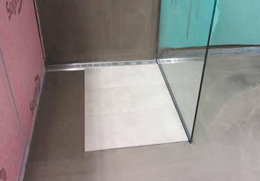 4 Die Glasscheibe sitzt sicher in der Bodenschiene des Duschrinnensystems.