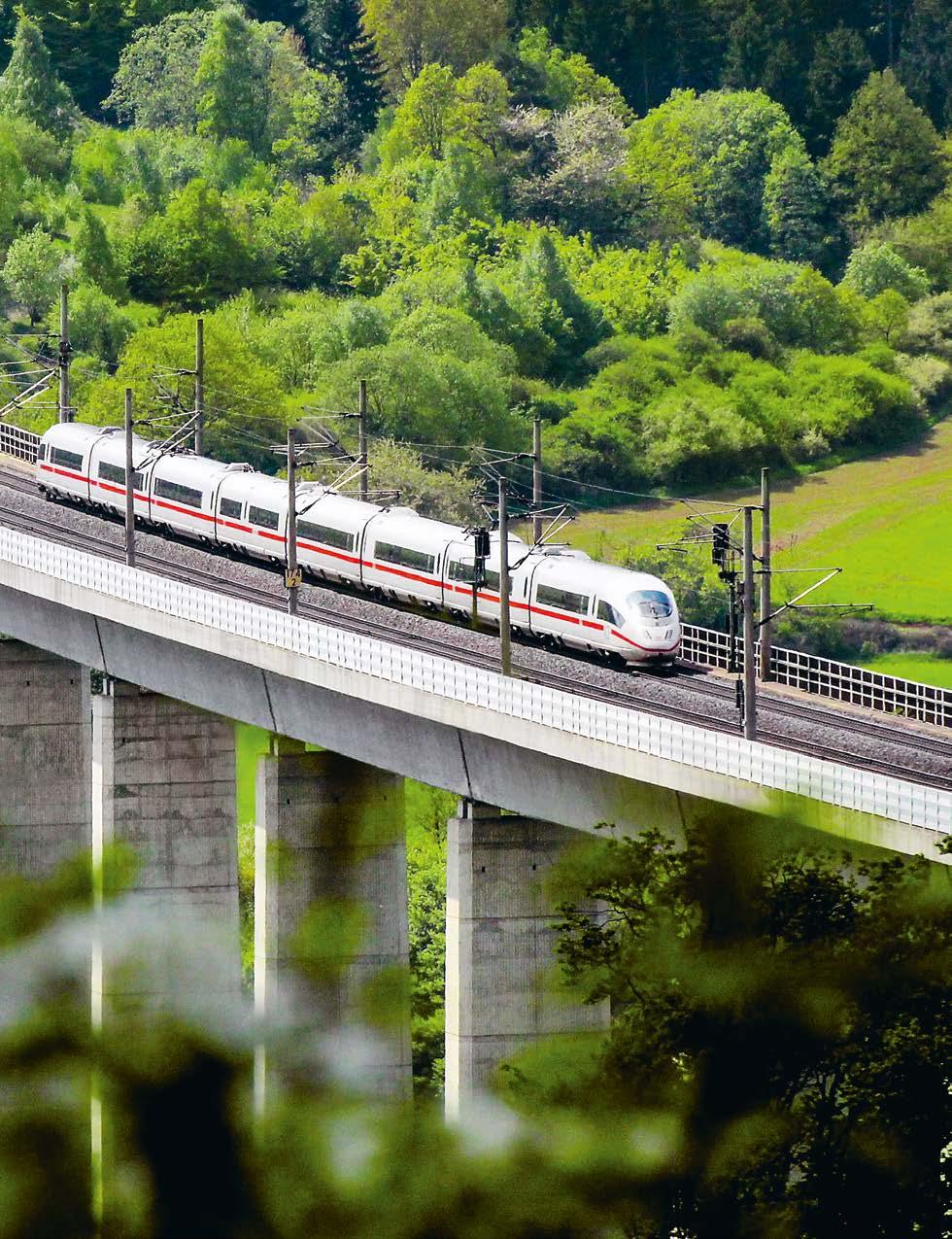 KM LANGES STRECKENNETZ 33.380 5.662 PERSONENBAHNHÖFE 421 KONZERNINTERNE UND -EXTERNE INFRASTRUKTURKUNDEN DB Netze Fahrweg ist die Nummer eins der europäischen Eisenbahninfrastrukturanbieter.