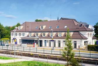 Geprägt wird der Bahnhof in der Empfangshalle durch das historische Wandgemälde von Erich Kliefert aus dem Jahr 1936 und durch ein Glasdach über dem Querbahnsteig.