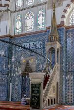 Welche sechs zentralen Gegenstände in der Moschee kennst du?