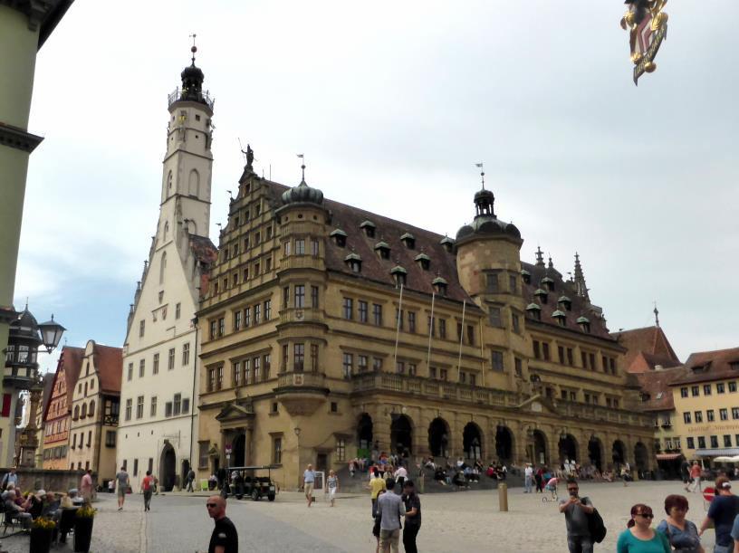 8 Die mittelalterliche Stadt Rothenburg ob der Tauber gehört zu den beliebtesten Reisezielen im bayerischen Raum.