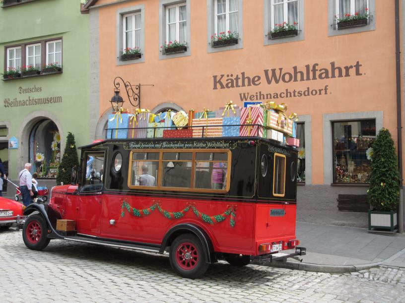 Der Marktplatz mit dem prächtigen Rathaus bildet den lebendigen Mittelpunkt der Stadt. Das weltberühmte Weihnachtsdorf von Käthe Wohlfahrt liegt im Herzen von Rothenburg.