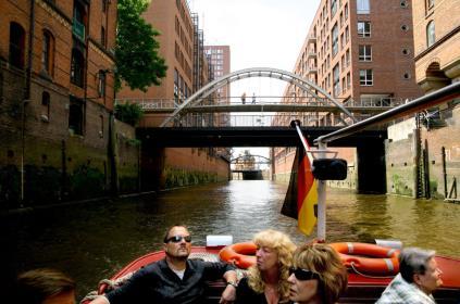 Highlights: Erleben Sie eine klassische Hafenrundfahrt durch Hamburg Entdecken Sie die beeindruckende, historische Speicherstadt Bewundern Sie die Hamburger Elbbrücken, die sich über das Wasser