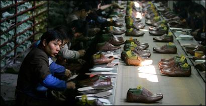 Instrumente der Handelspolitik ZEIT online 4.10.2006-17:41 Uhr Schuhe werden teurer Die EU hat für Billigschuhe aus China und Vietnam Strafzölle verhängt.