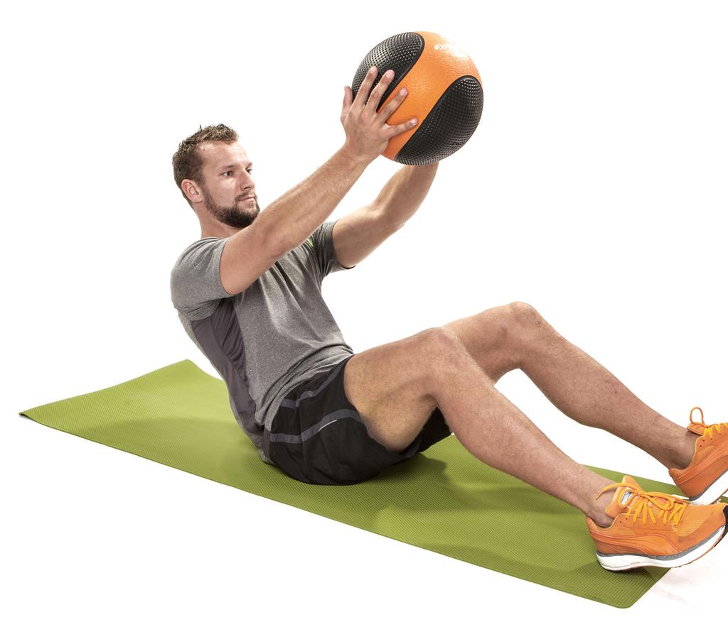 Mit dem Zusatzgewicht des Medizinballs ist die Übung noch intensiver, da die Übungsausführung mit Gewicht eine gewisse Instabilität mit sich bringt, die die Kernmuskulatur (Bauchmuskeln und untere