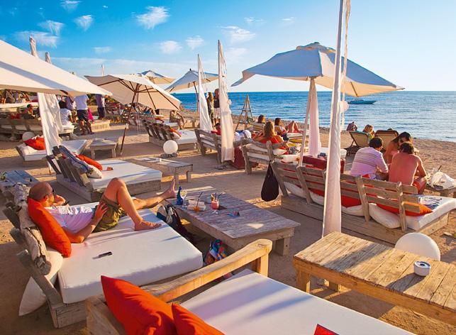 Willkommen auf Ibiza und Formentera Sie sind ein recht ungleiches Geschwisterpaar, diese beiden Inseln aber eines, das sich nahezu ideal ergänzt. Ibiza:»La isla blanca die weiße Insel«?