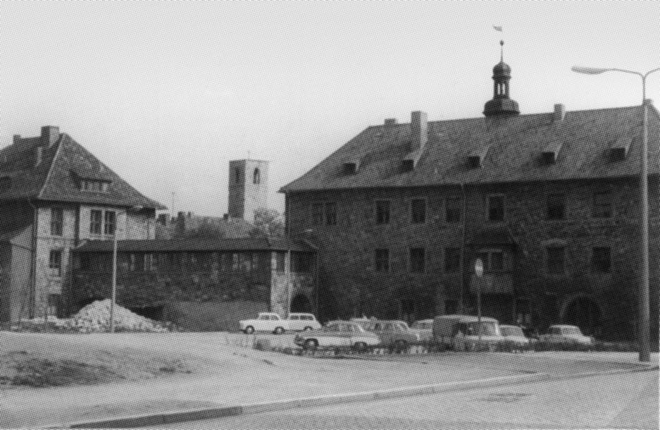 NORDSEITE DES RATHAUSES MIT DEM NACH ABBRUCH DER KIRCHE ANGELEGTEN PARKPLATZ UND BLICK