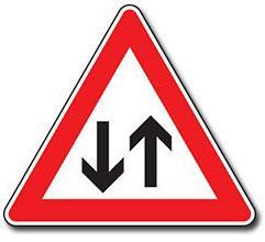 Die Formen der Verkehrszeichen müssen den Mustern der StVO entsprechen.