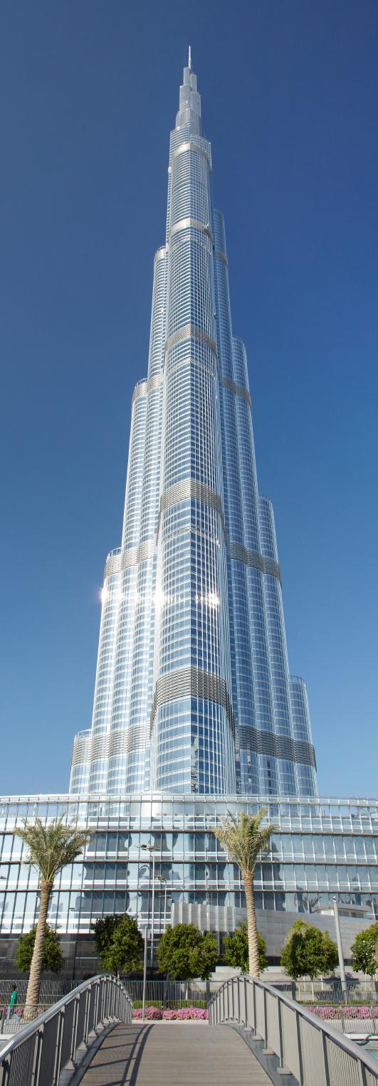 Der Burj Khalifa (gesprochen: Burdsch Chalifa) im Zentrum von Dubai ist das größte Gebäude der Welt und wird gerne auch als vertikale Stadt und lebendiges Wunderwerk bezeichnet.