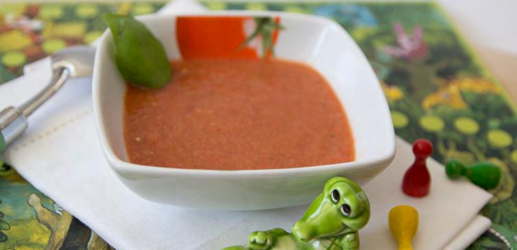 22 Frühstück Suppe und Snack Sommersüppchen Zutaten für 2 Portionen ¼ Salatgurke ǀ 1 kleine reife Tomate ǀ ½ Paprika ǀ 1 TL Olivenöl