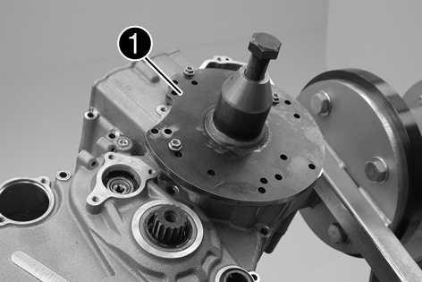 30/MOTOR ZERLEGEN 109 18.37Motorgehäusehälfte links ausbauen Alle Motorgehäuseschrauben entfernen. Linke Motorgehäusehälfte nach oben schwenken und Verschraubung des Motorhalters entfernen.