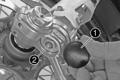 01/GABEL, GABELBRÜCKE 10 5.1Druckstufendämpfung der Gabel einstellen Die hydraulische Druckstufendämpfung bestimmt das Verhalten beim Einfedern der Gabel. Schutzkappen abnehmen.