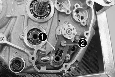 Schraube Motorgehäuse M6x75 10 Nm Schraube montieren und wenn alle Schrauben der linken Motorgehäusehälfte montiert sind, festziehen.