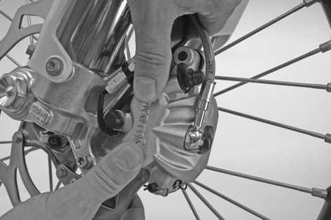 09/VORDERRAD 65 12.1Vorderrad ausbauen Motorrad aufbocken. ( S. 9) Bremszange mit der Hand zur Bremsscheibe drücken, um die Bremskolben zurückzudrücken.