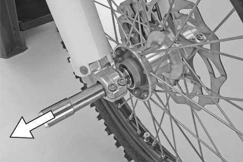 100410-10 Vorderrad halten und Steckachse herausziehen. Vorderrad aus der Gabel nehmen. Handbremshebel bei ausgebautem Vorderrad nicht betätigen.