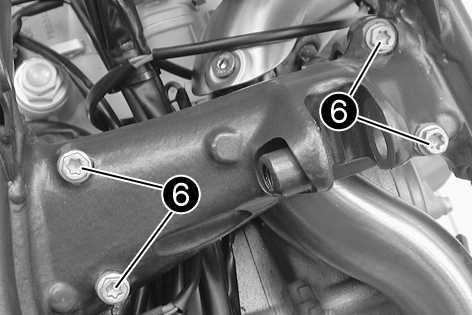 30/MOTOR 91 17.1Motor ausbauen Motorschutz ausbauen. ( S. 30) Motorrad aufbocken. ( S. 9) Minuskabel der Batterie abklemmen. ( S. 73) Kühlflüssigkeit ablassen. ( S. 155) Enddämpfer ausbauen. ( S. 54) Drosselklappenkörper abnehmen und zur Seite hängen.