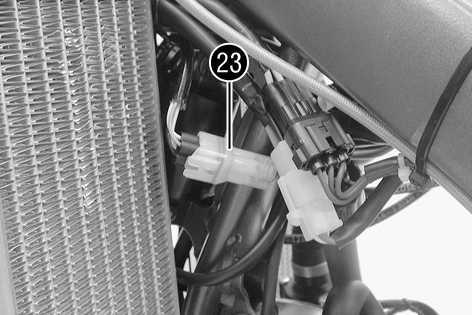Restliche Schrauben Fahrgestell M8 25 Nm Schraube festziehen. Restliche Schrauben Fahrgestell M6 10 Nm Auspuffschelle positionieren.