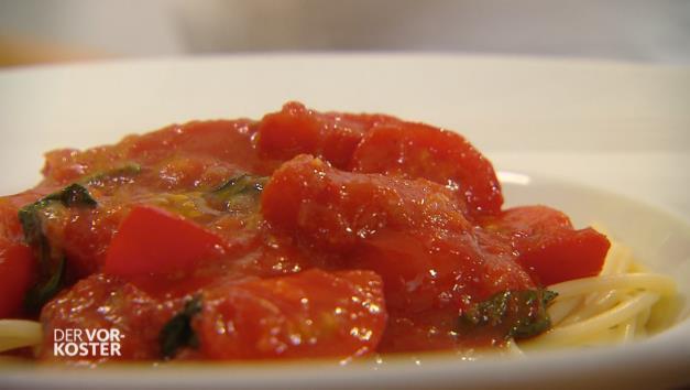 Alleskönner Tomate Rezepte von Björn Freitag Tomatensoße Napoli a la Björn Freitag Zutaten 1 Zwiebel 1 Chilischote (nach Geschmack) 1 Knoblauchzehe 12 kleine Rispentomaten 2 Dosen passierte Tomaten