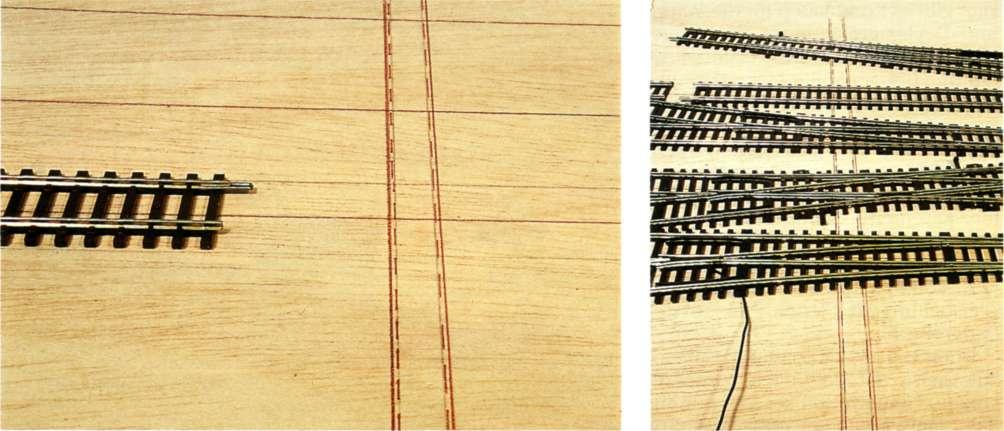 Der Plan kommt aufs Holz Die Längsstriche markieren die Gleismitten, die Querspanten werden gleich mit aufgezeichnet.