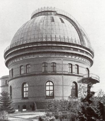 Die Entwürfe zu dem in den Jahren 1896 bis 1899 errichteten Kuppelbau, der in seinem Aussehen dem Erscheinungsbild der schon vorhandenen schönen Klinkerbauten angepasst wurde, gehen noch auf den 1896
