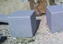 Granit Sitzsteine Herkunft: China, Oberfläche geflammt, Kanten gerundet, Seiten geflammt, hellgrau oder anthrazit
