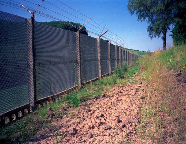ausgebaut. Diese Aufnahmen vom 17.6.1990 zeigen die nun geöffnete Grenze nach Asbach.