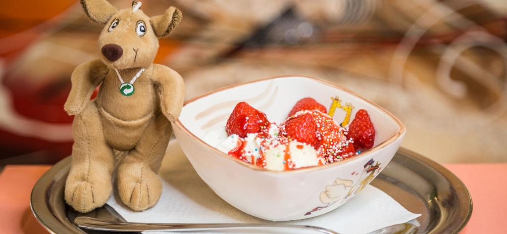 Erdbeer-Kinder-Coup Vanille- und Erdbeereis mit