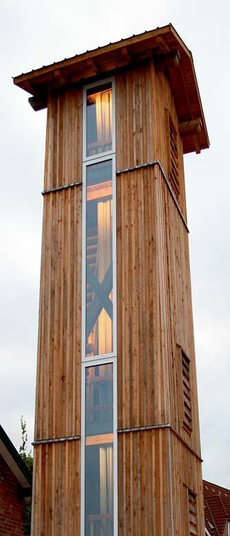 Schlauchturm nach historischem Vorbild Seit dem diesjährigen Grillfest hat das Feuerwehrmuseum Schleswig-Holstein ein neues Wahrzeichen, einen Schlauchturm aus Holz, der dankenswerterweise von Horst
