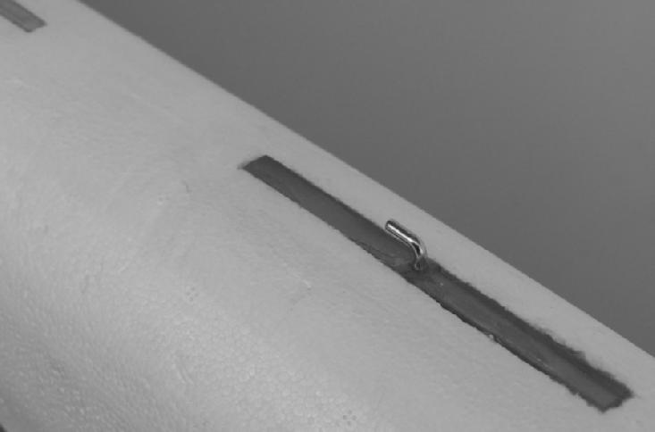 Einbau des Hochstarthakens (Nur für Turn) Für das übrige Stück Kieferleiste (ca. 8x5x85 mm) mit dem Messer eine Aussparung in den Rumpf schneiden.