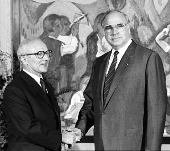 Die Einladung und Moskaus Veto Bundeskanzler Helmut Kohl begrüßt den Partei- und Staatschef der DDR, Erich Honecker, in Bonn während dessen Staatsbesuch in der BRD am 10. September 1987.